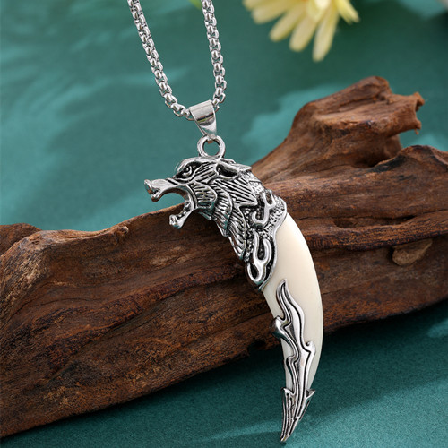男生也佩戴首饰